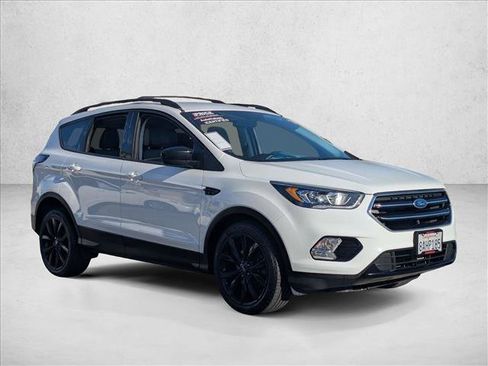 Used 2017 Ford Escape SE w/ Equipment Group 201A image 3