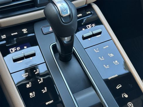 Used 2025 Porsche Macan image 24