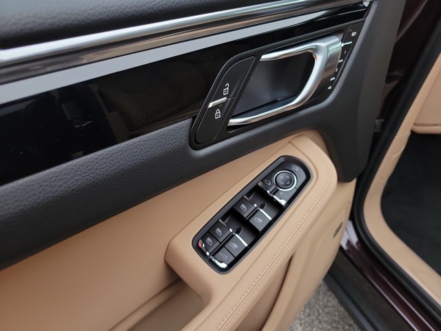 Used 2026 Porsche Macan AWD/4WD image 25