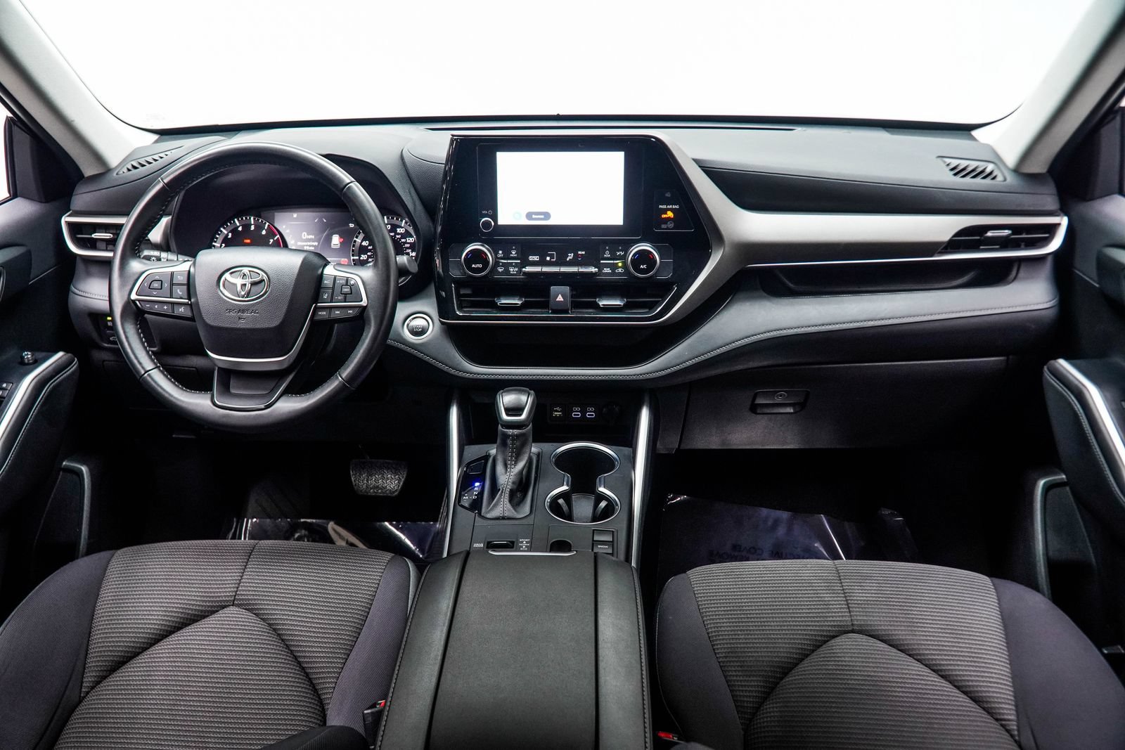 Used 2025 Toyota Highlander LE FWD image 6