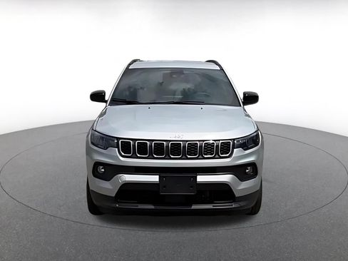 Used 2025 Jeep Compass Latitude AWD/4WD image 4