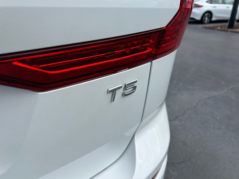 Used 2019 Volvo XC60 T5 Momentum w/ Multimedia Package image 31