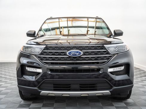 Used 2023 Ford Explorer XLT w/ Equipment Group 202A AWD/4WD image 2