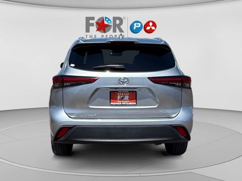 Used 2022 Toyota Highlander XLE FWD image 4
