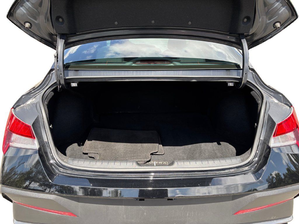 Used 2025 Hyundai Elantra SE FWD image 14