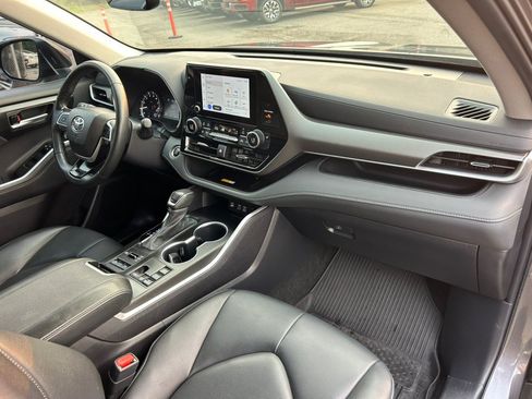 Used 2024 Toyota Highlander XLE AWD/4WD image 23