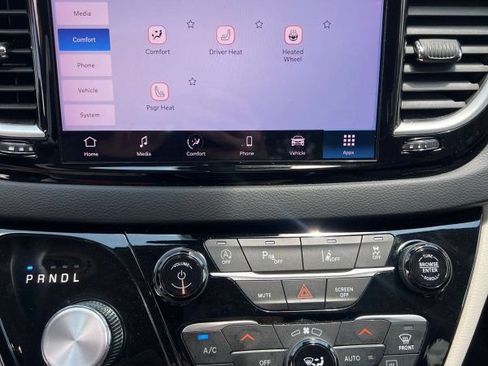 Used 2023 Chrysler Pacifica Touring-L FWD image 18