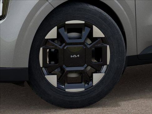 Used 2025 Kia Carnival EX image 9