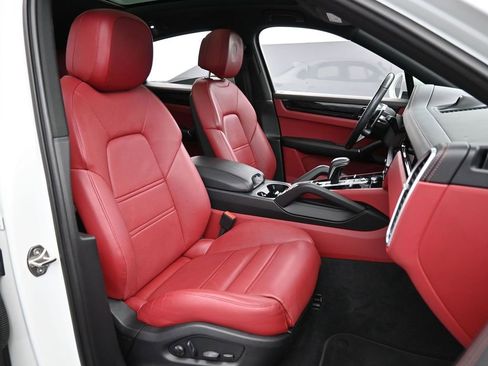 Certified 2022 Porsche Cayenne E-Hybrid Coupe image 32