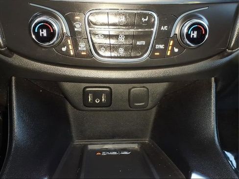 Used 2023 Chevrolet Traverse LT image 20