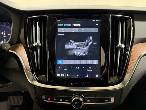 Used 2025 Volvo V60 B5 Cross Country Plus image 19