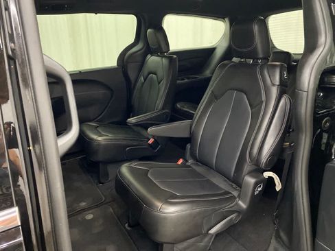 Used 2025 Chrysler Pacifica Select FWD image 17