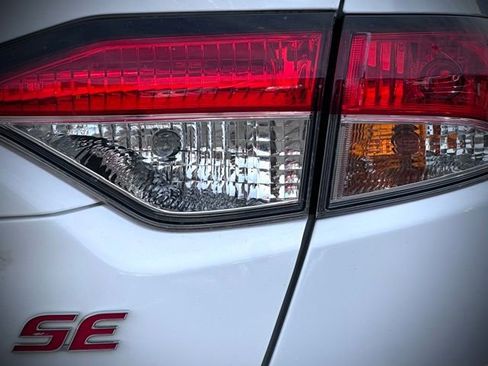 Used 2021 Toyota Corolla SE w/ Carpet Mat Package (TMS) image 6