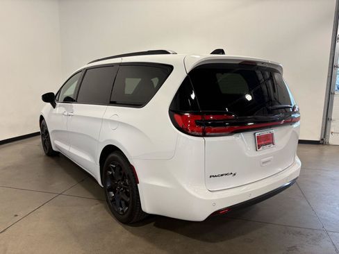 Used 2023 Chrysler Pacifica Touring-L w/ S Appearance Package FWD image 5