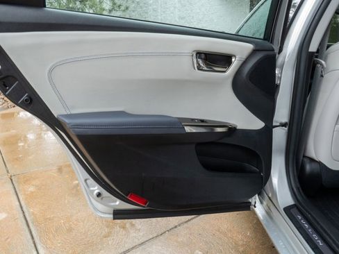 Used 2014 Toyota Avalon Limited w/ Technology Package FWD image 16