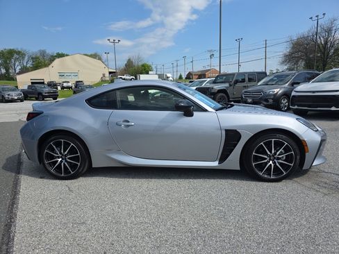 Used 2025 Toyota GR86 w/ ALL Weather Mat Package (TMS) RWD image 4