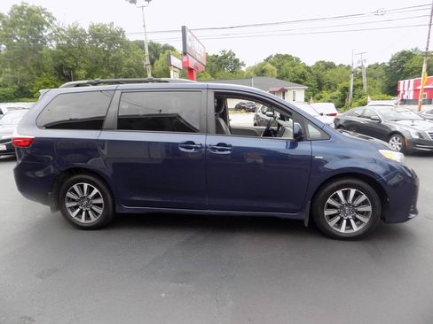 Used 2020 Toyota Sienna LE AWD/4WD image 2