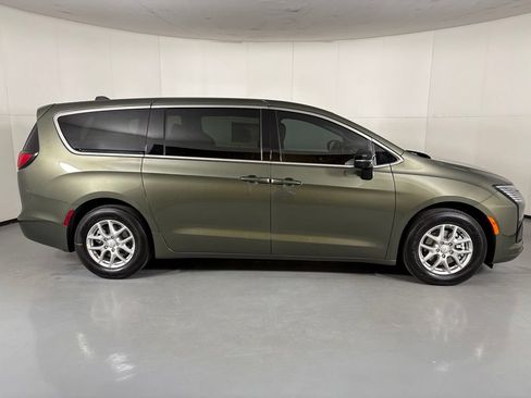 New 2027 Chrysler Pacifica Select FWD image 9