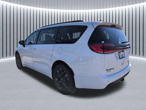 New 2026 Chrysler Pacifica Limited image 12