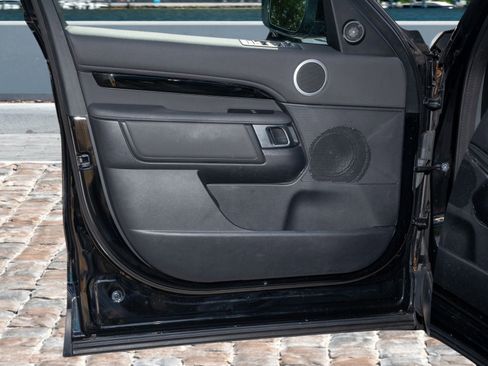 Used 2020 Land Rover Discovery SE image 11