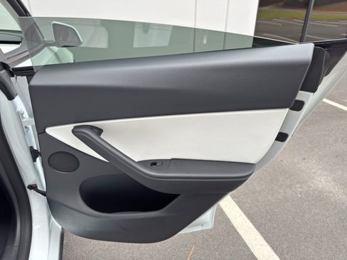 Used 2022 Tesla Model Y Long Range AWD/4WD image 43