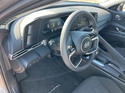 Used 2025 Hyundai Elantra SE image 21