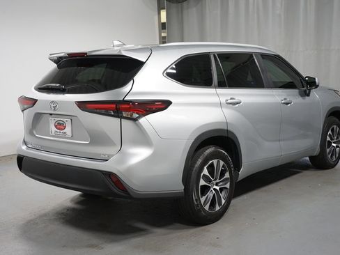 Certified 2024 Toyota Highlander XLE FWD image 8