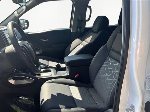 Used 2025 Nissan Frontier SV image 15