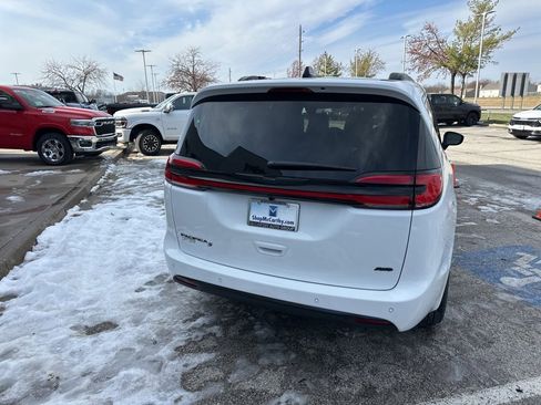 New 2026 Chrysler Pacifica Select image 30