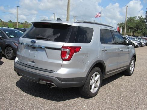 Used 2018 Ford Explorer XLT image 4