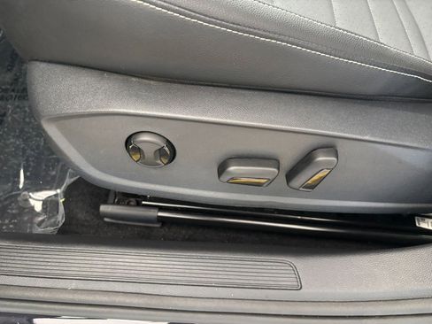 Used 2025 Volkswagen Jetta SE image 29