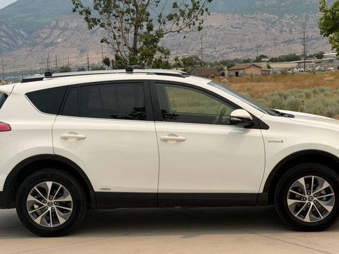 Used 2018 Toyota RAV4 XLE w/ Carpet Mat Package AWD/4WD image 4