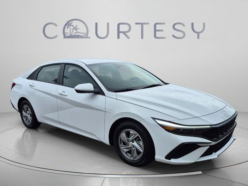 Used 2025 Hyundai Elantra SE FWD image 7