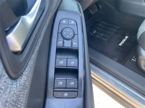 Used 2023 Nissan Rogue SV image 17