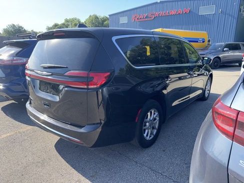 Used 2025 Chrysler Pacifica Select FWD image 5