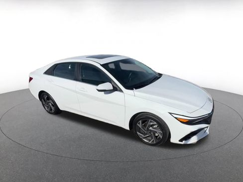 Used 2025 Hyundai Elantra Limited image 2