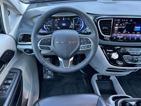 Used 2023 Chrysler Pacifica Touring-L FWD image 16
