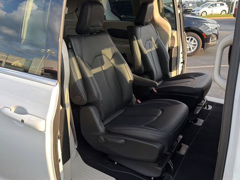Used 2024 Chrysler Pacifica Limited FWD image 13