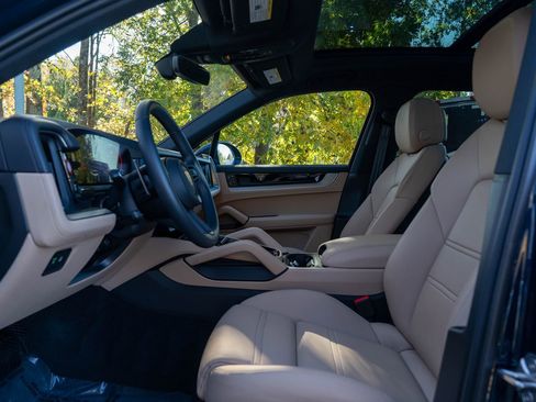 Certified 2025 Porsche Cayenne image 24