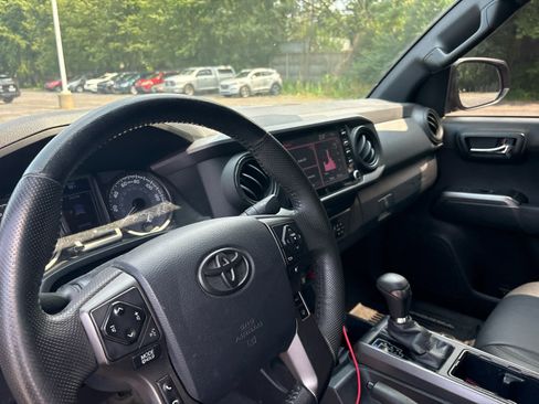 Used 2020 Toyota Tacoma TRD Off-Road w/ Technology Package AWD/4WD image 12