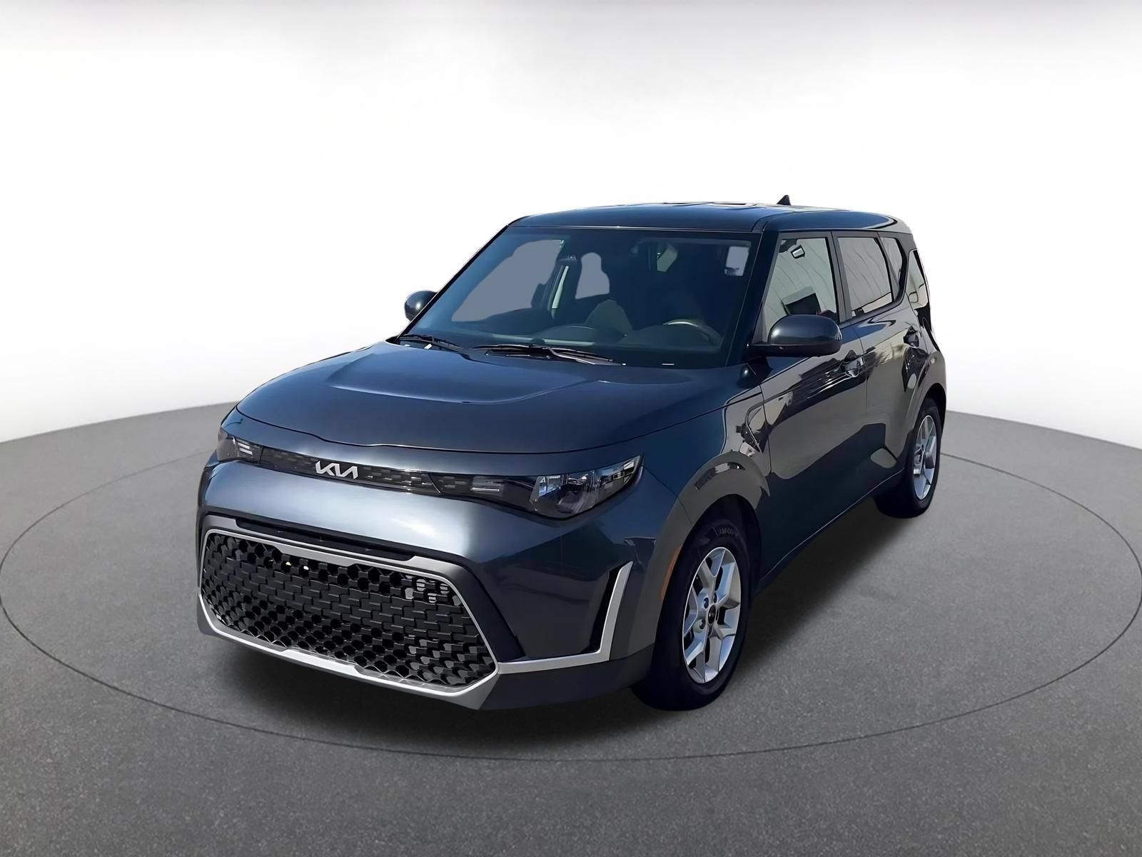 Used 2025 Kia Soul LX w/ LX Technology Package FWD image 4