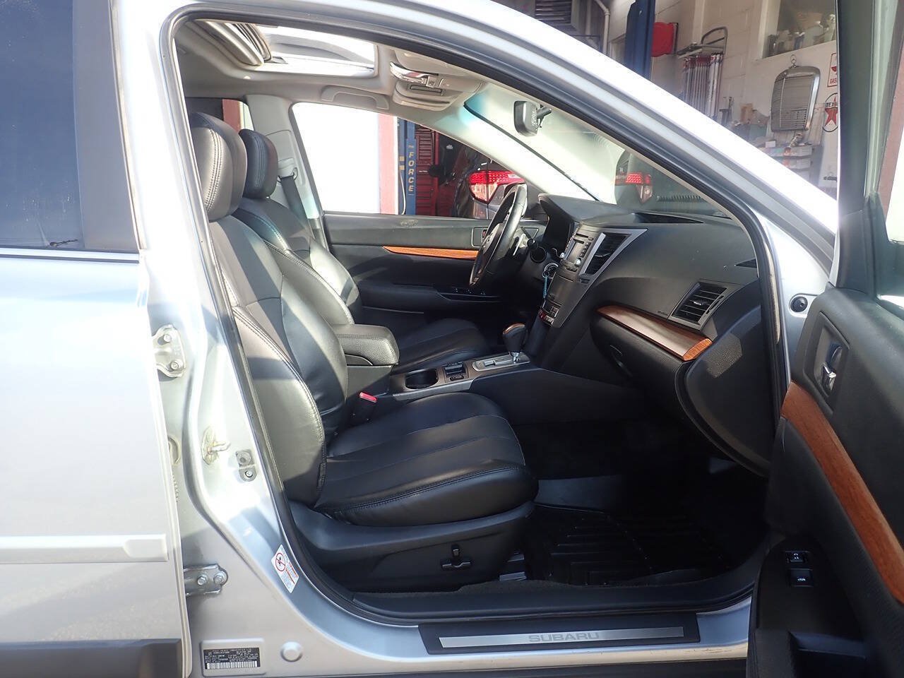 Used 2014 Subaru Outback 2.5i Limited w/ Moonroof Package AWD/4WD image 24