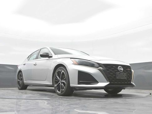 Used 2024 Nissan Altima 2.5 SR FWD image 29