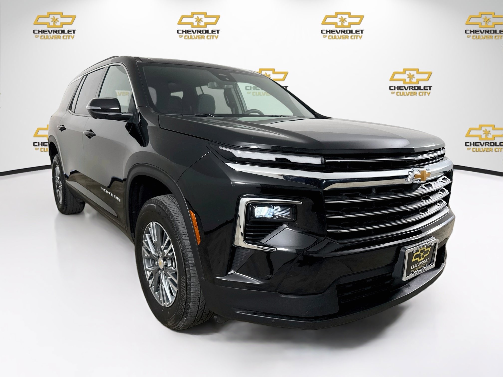 Used 2024 Chevrolet Traverse LT w/ Trailering Package FWD image 1