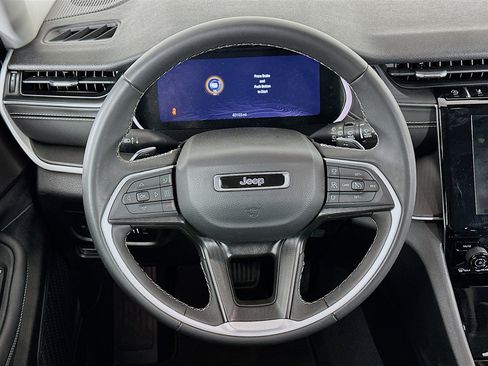 Used 2023 Jeep Grand Cherokee Laredo AWD/4WD image 18