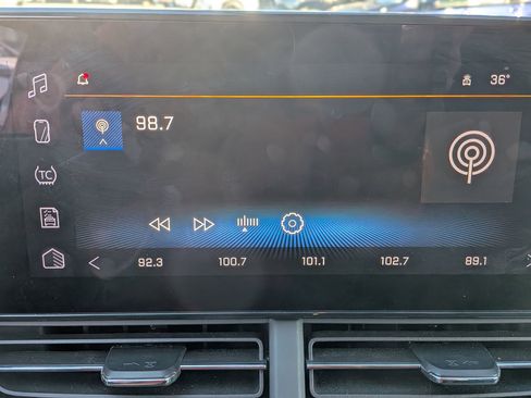 Used 2025 Chevrolet Trax LT w/ LT Convenience Package image 27