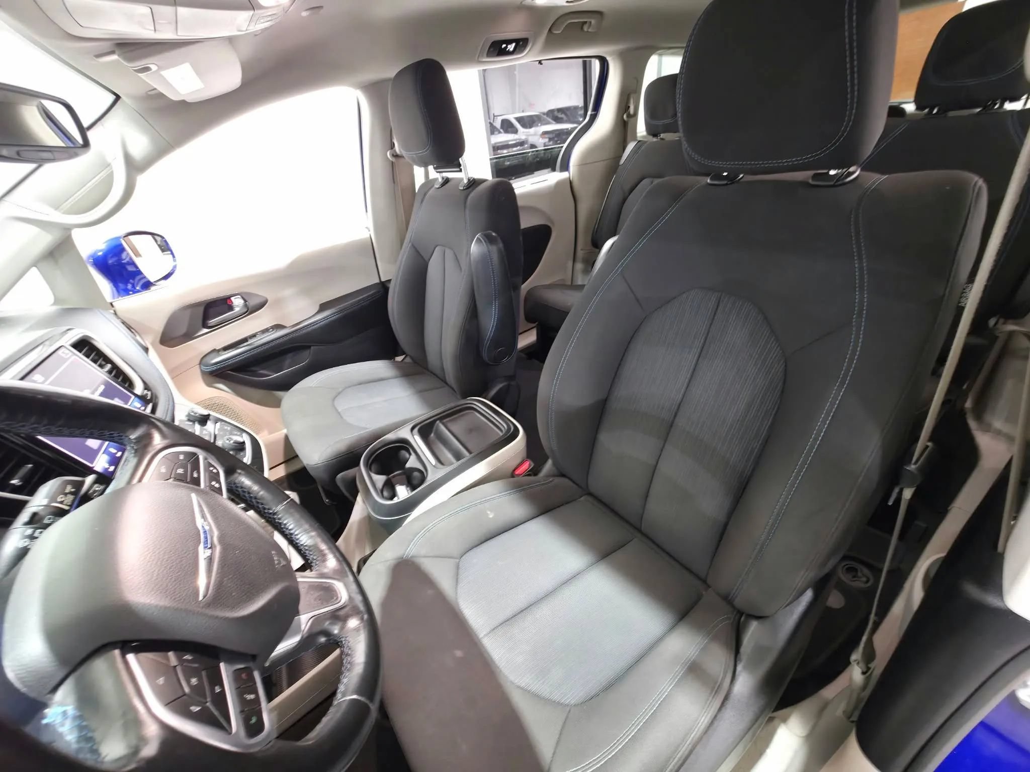 Used 2021 Chrysler Pacifica Touring w/ Cold Weather Group FWD image 11