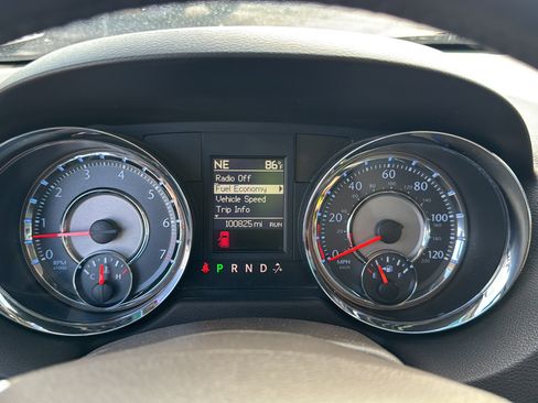 Used 2012 Chrysler Town & Country Touring w/ Entertainment Group #1 FWD image 29