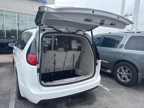 Used 2020 Chrysler Pacifica Touring-L Plus FWD image 6