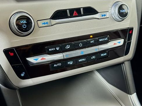 Used 2022 Ford Explorer XLT w/ Equipment Group 202A image 16